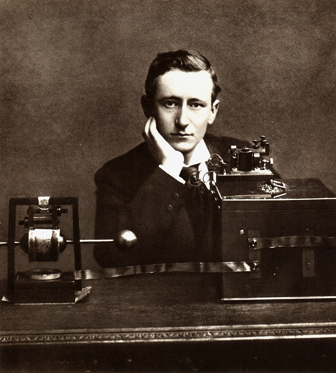 L'Histoire du Poste Radio : Du Morse à la Radiodiffusion