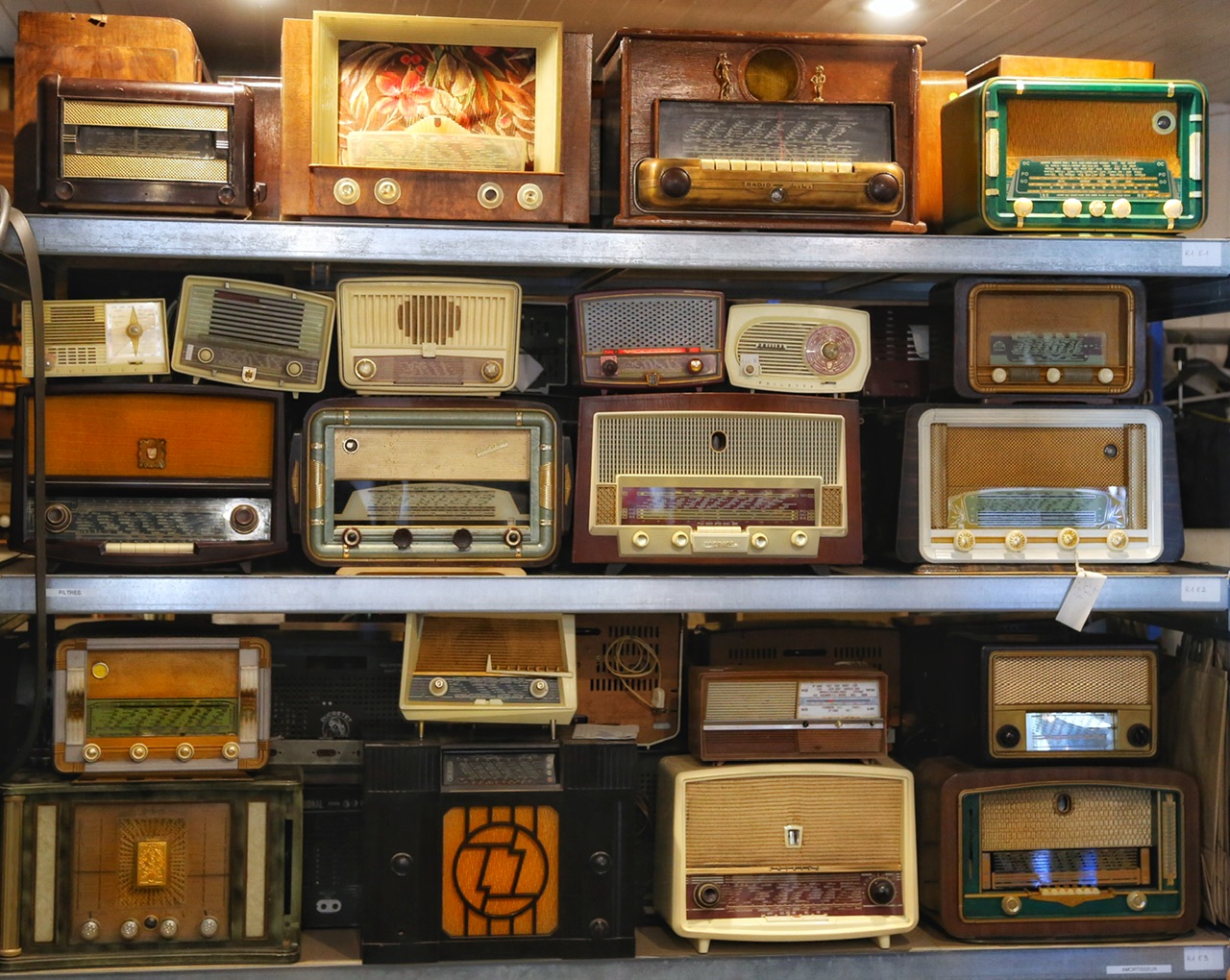 Un cadeau vintage qui fait sensation : Offrez un poste radio ancien  modernisé avec Bluetooth pour une expérience musicale unique
