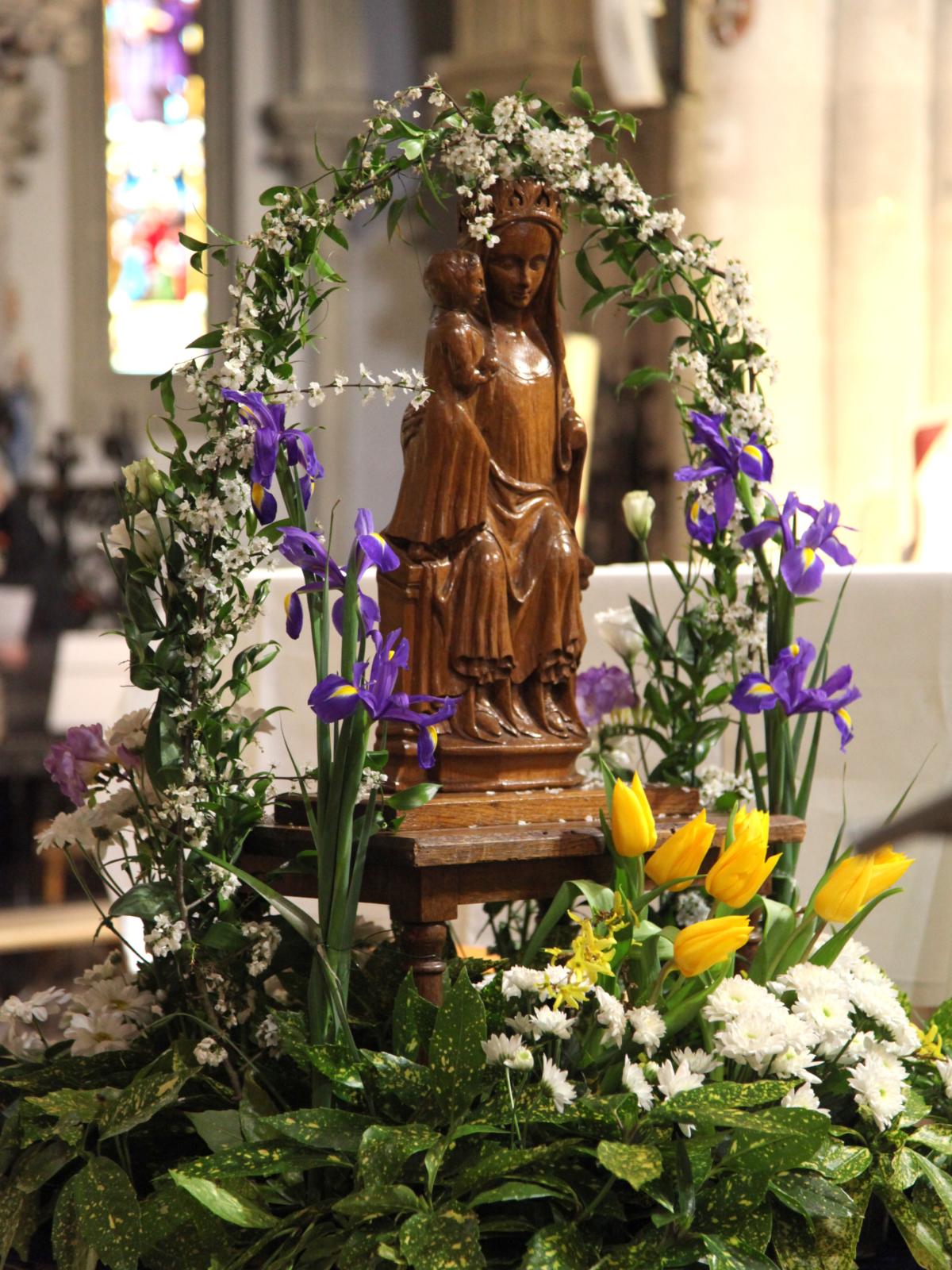 Statue de la Vierge et l’enfant de la basilique Notre Dame à Arcachon 📸 Ville Arcachon