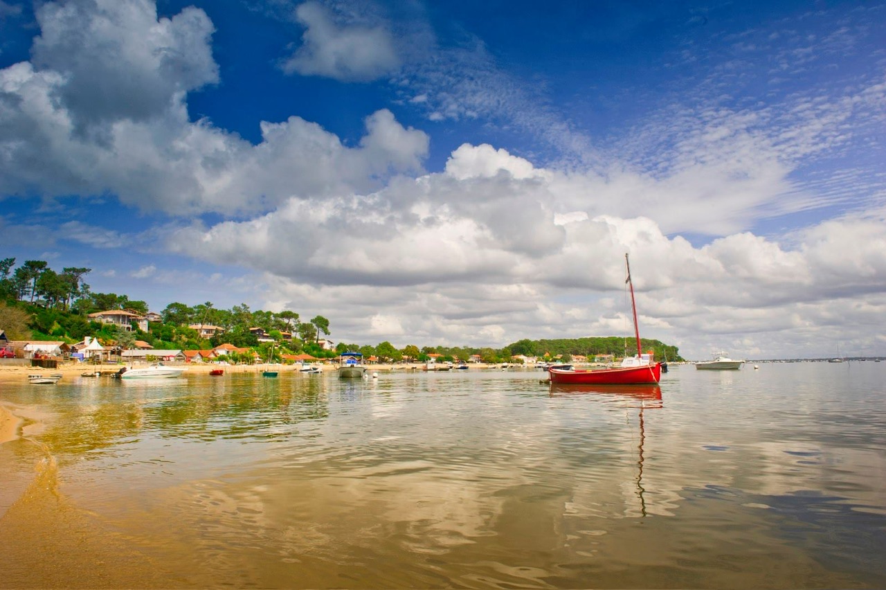 Les couleurs changeantes du Bassin d’Arcachon : pourquoi l’eau est-elle parfois verte, bleue ou brune ?